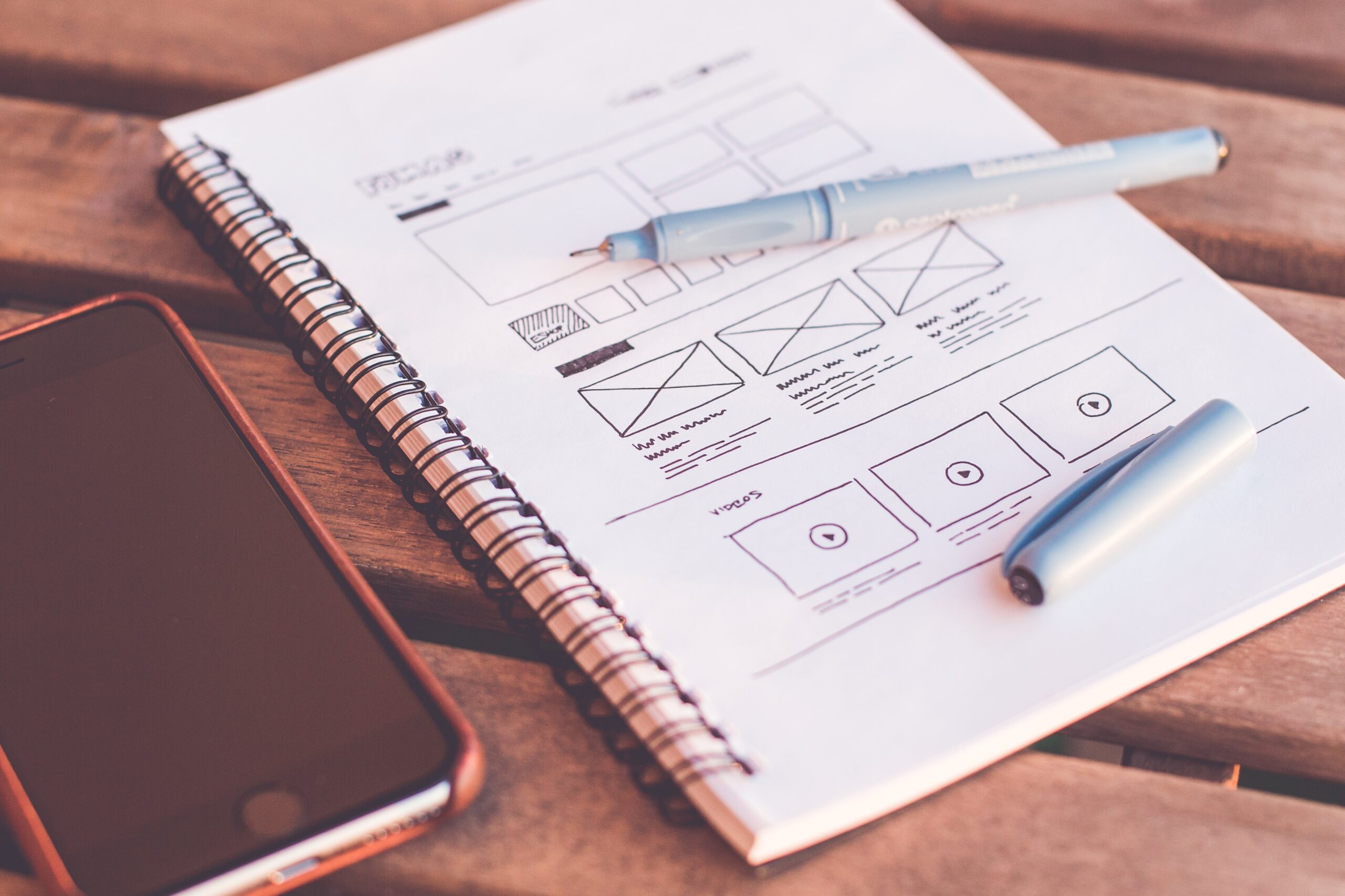 imagem de caderno com wireframe de site