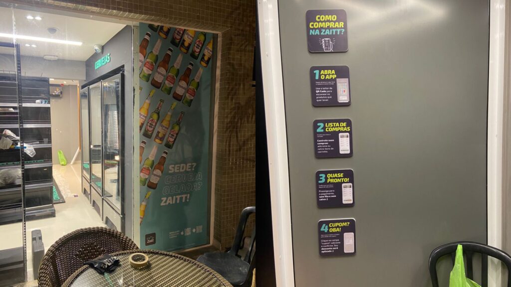 adesivo impresso com diversas garrafas de cerveja aplicado a um vidro temperado ao lado adesivos aplicados em placas de pvc de 10 milimetros colcada em parede