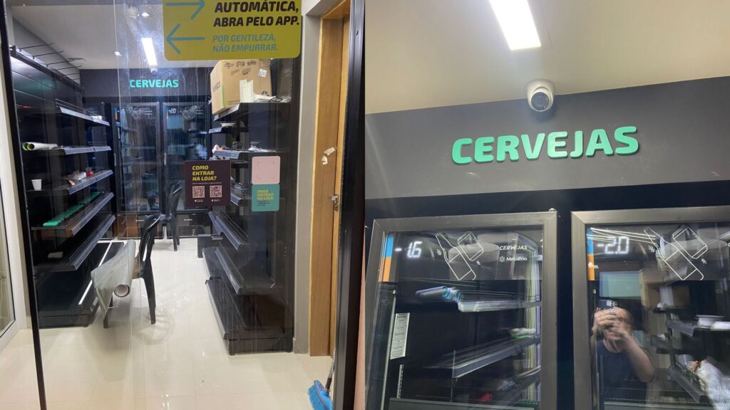 adesivo impresso com informações de portal automatica e qrcode de pagamento aplicado em vidro temperado ao lado letra caixa em pvc de 20 milimetros na cor verde colcado em testeira de alvenaria