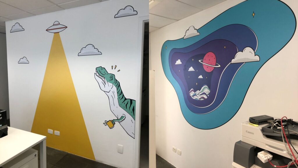 adesivo impresso com recorte aplicado em parede com disco voador acima de um dinossauro verde e ao lado de um planete rosa dentro de um vortex colorido