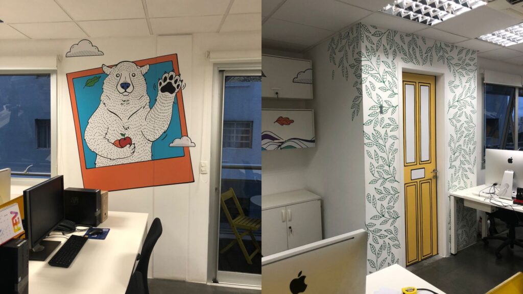 adesivo impresso com recorte aplicado em parede com urso polar em moldura de polaroid ao lado uma porta amarela com folhas verdes ao redor