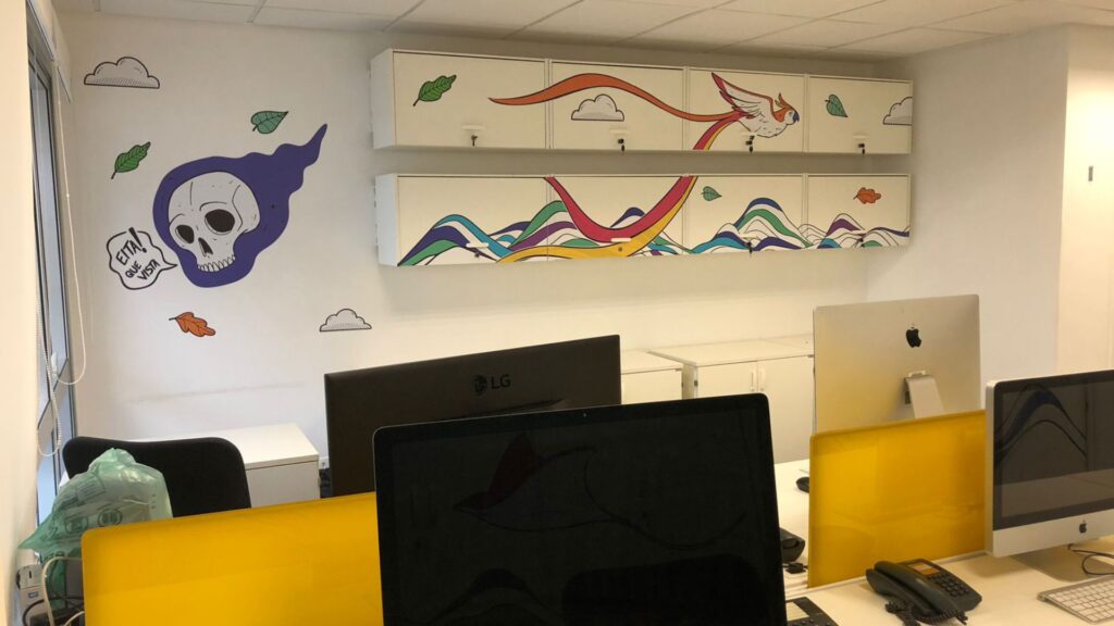 adesivo impresso com recorte com imagem de caveira branca com azul - ave fenix e ondas coloridas