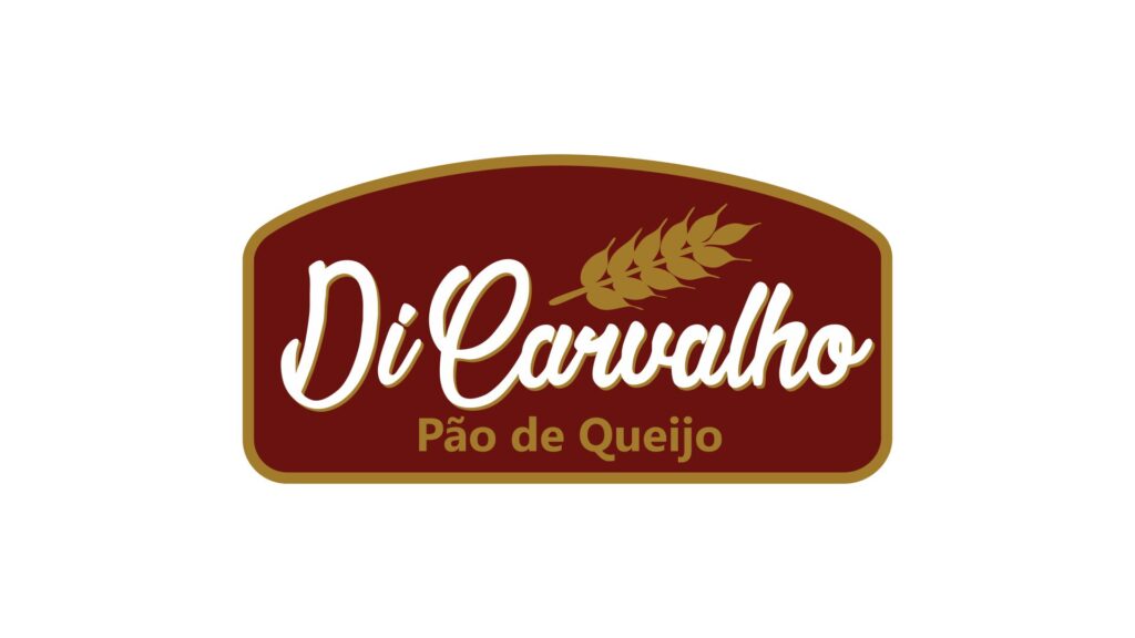 logo marca da empresa Di Carvalho Pão de Queijo - logo com fundo marom e bordas douradas nome em branco com cevada dourada inclinada acima do nome carvalho