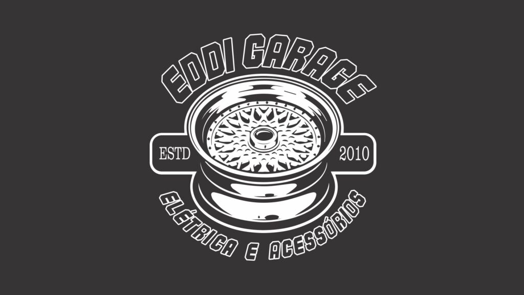 logomarca da empresa eddi garage - loco com roda de carro de tres quartos para cima com o nome eddi garage na parte superior e eletrica e acessorios na parte inferior